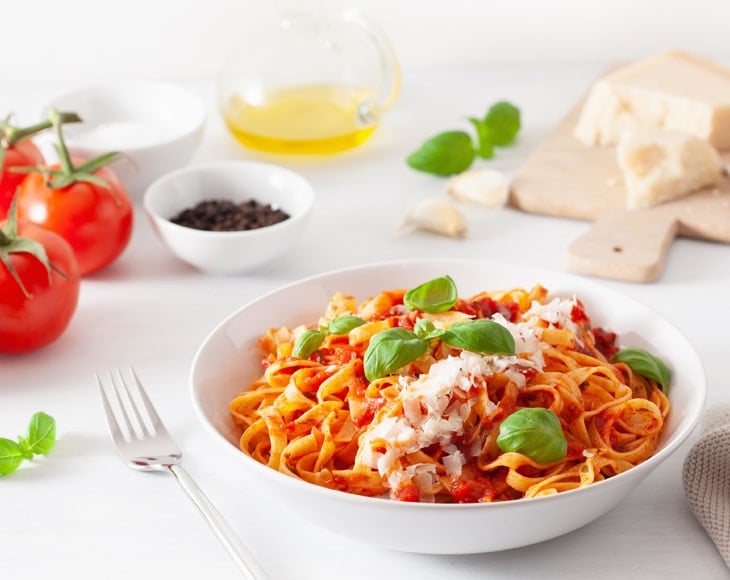 tagliatelle-pasta-with-organic-tomato-powder-min