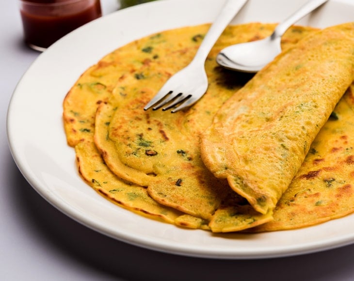 chilla-besan-also-known-as-veg-omelette-with-organic-pea-flour-min